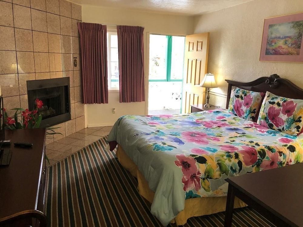 Monterey Pines Inn 1