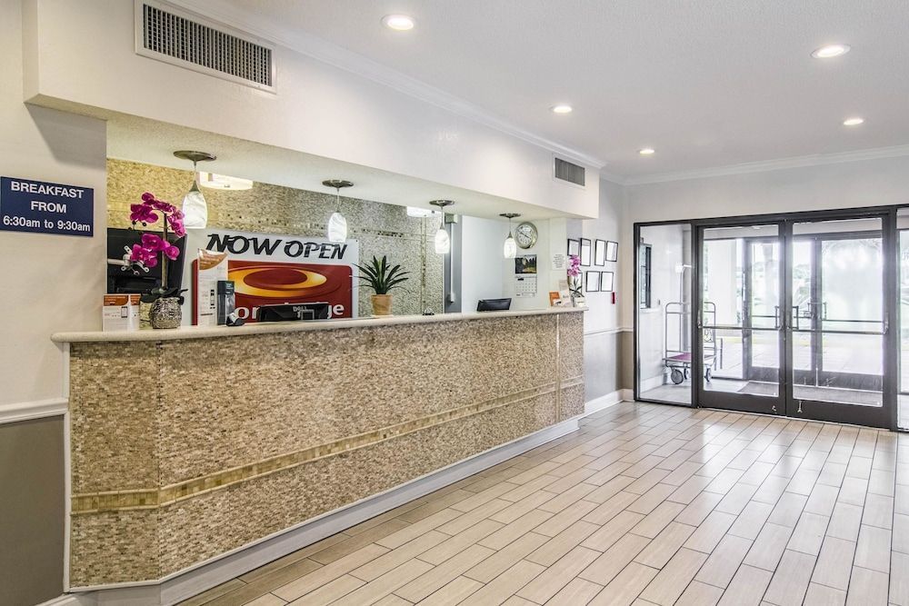 Econo Lodge Darien 1