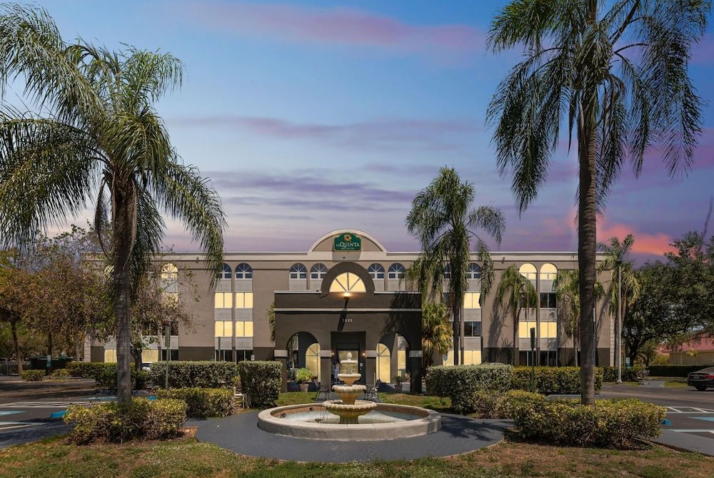 La Quinta by Wyndham Miami Lakes 1