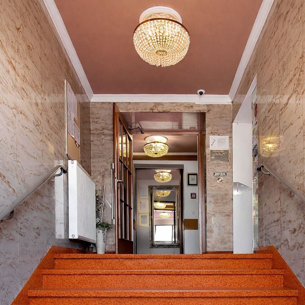 TIPTOP Hotel Burgschmiet Garni 1