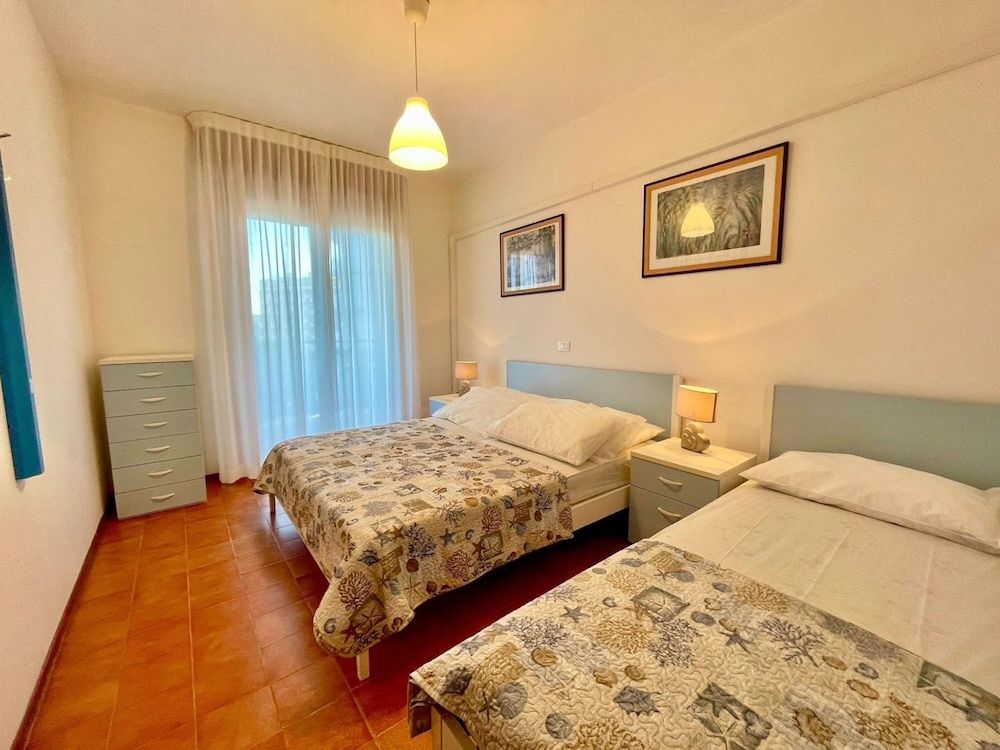 Seafront apartment with pool 2