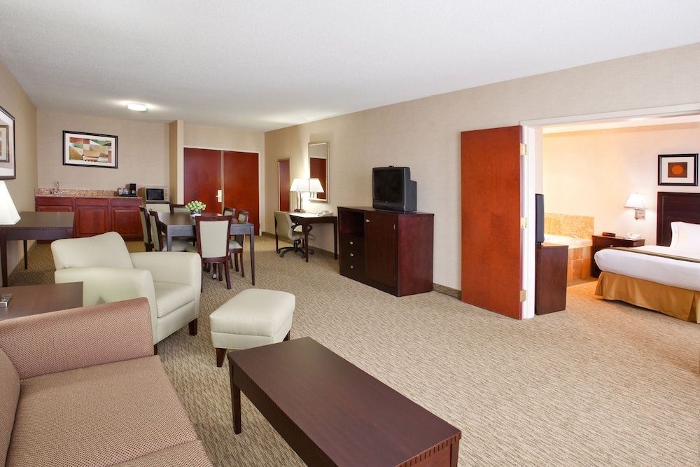 Holiday Inn Express & Suites CLEVELAND-STREETSBORO by IHG 2