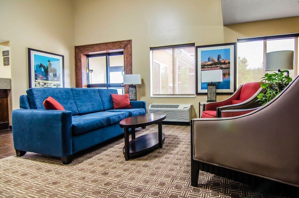 Quality Suites St. Joseph 2