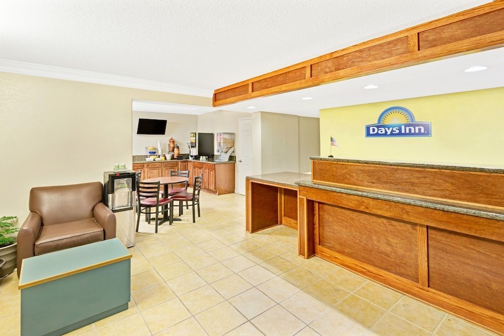Days Inn by Wyndham Overland Park/Metcalf/Convention Center 2