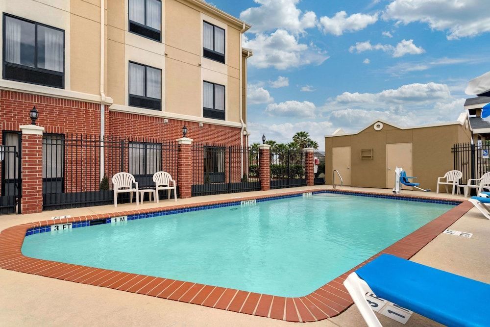 Comfort Inn & Suites Port Arthur-Port Neches 1