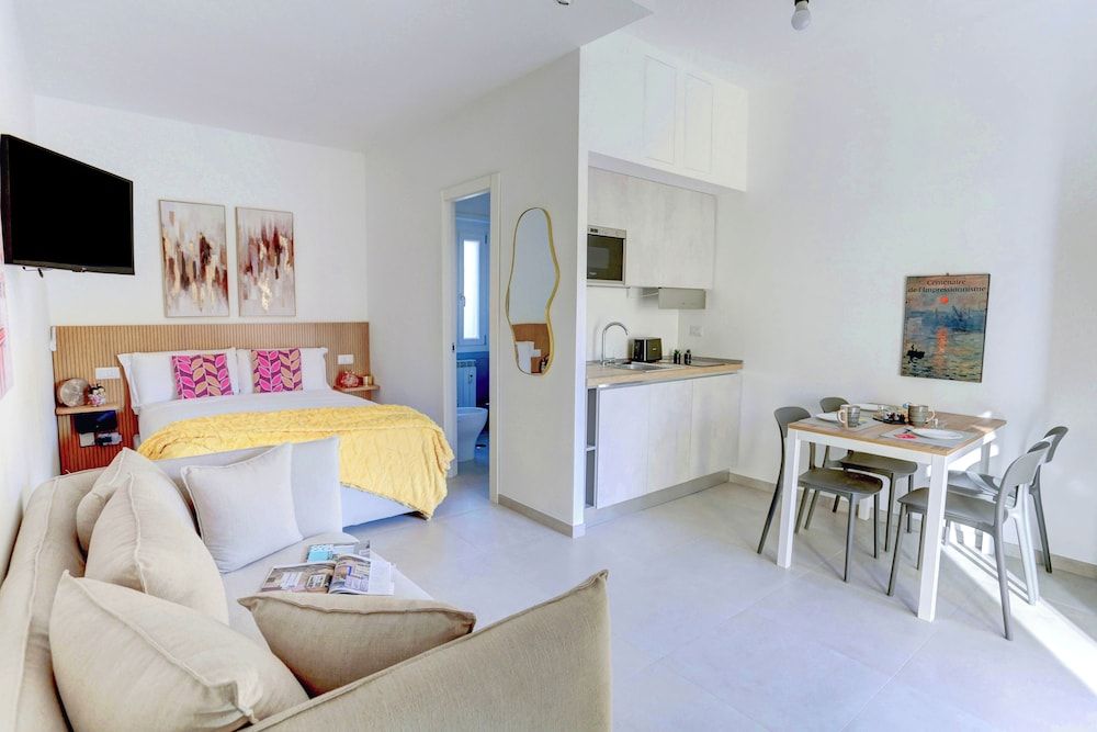 Vatican Loft with Balcony - Home and More 1