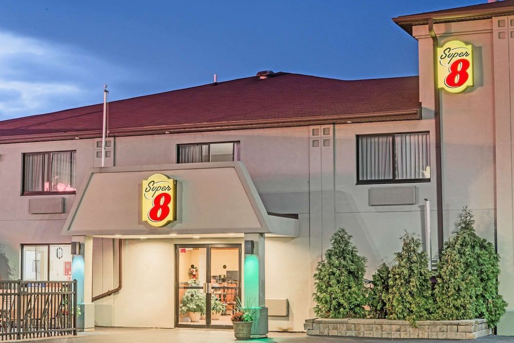 Super 8 by Wyndham Niagara Falls 1