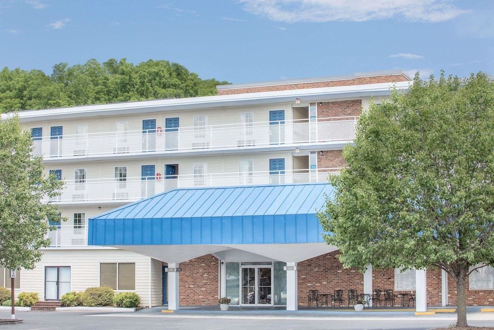 Howard Johnson by Wyndham Staunton 1