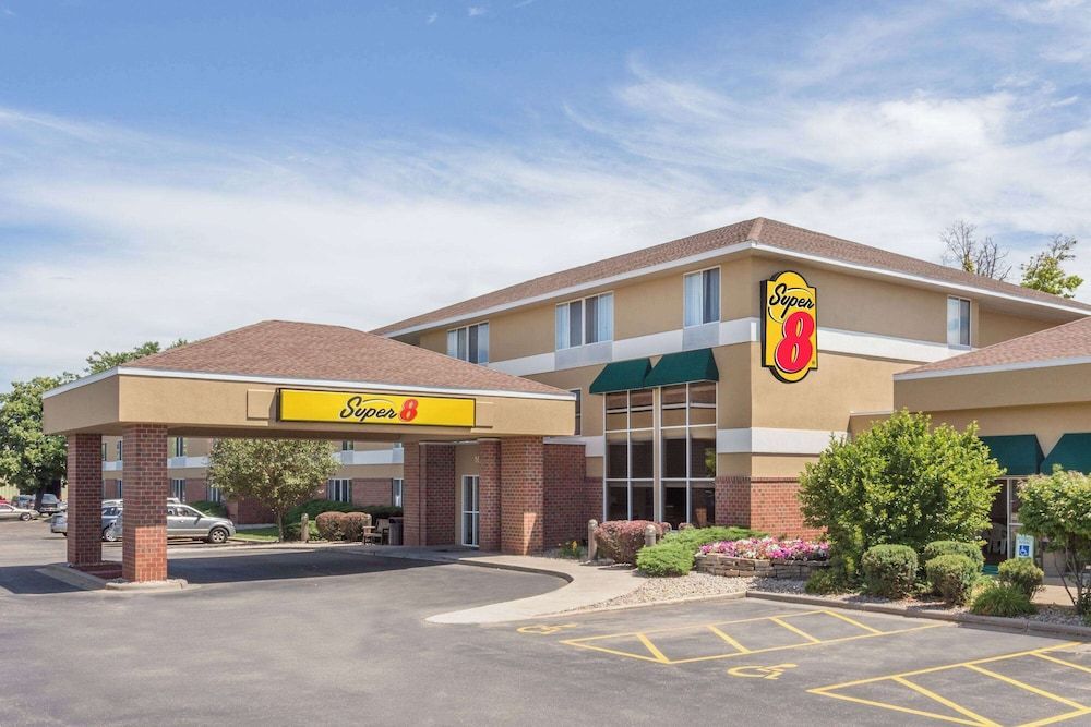 Super 8 by Wyndham Madison South 1