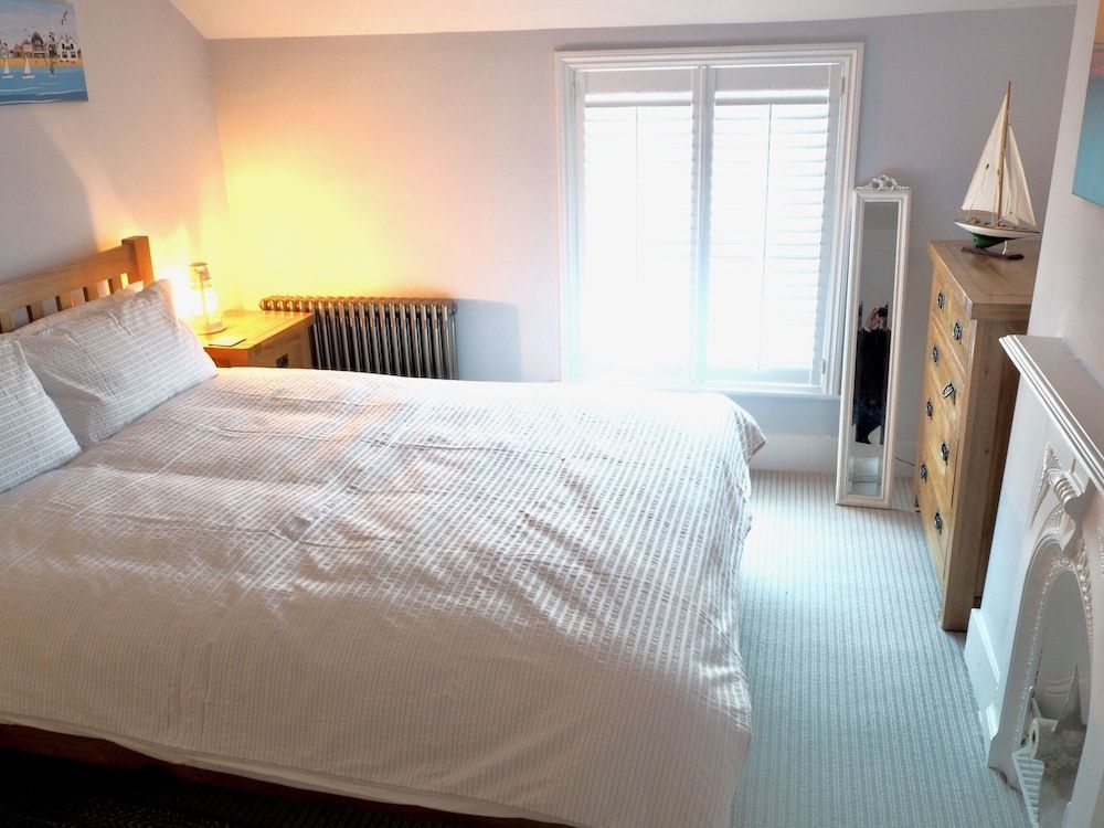 The Seaview Snug 2
