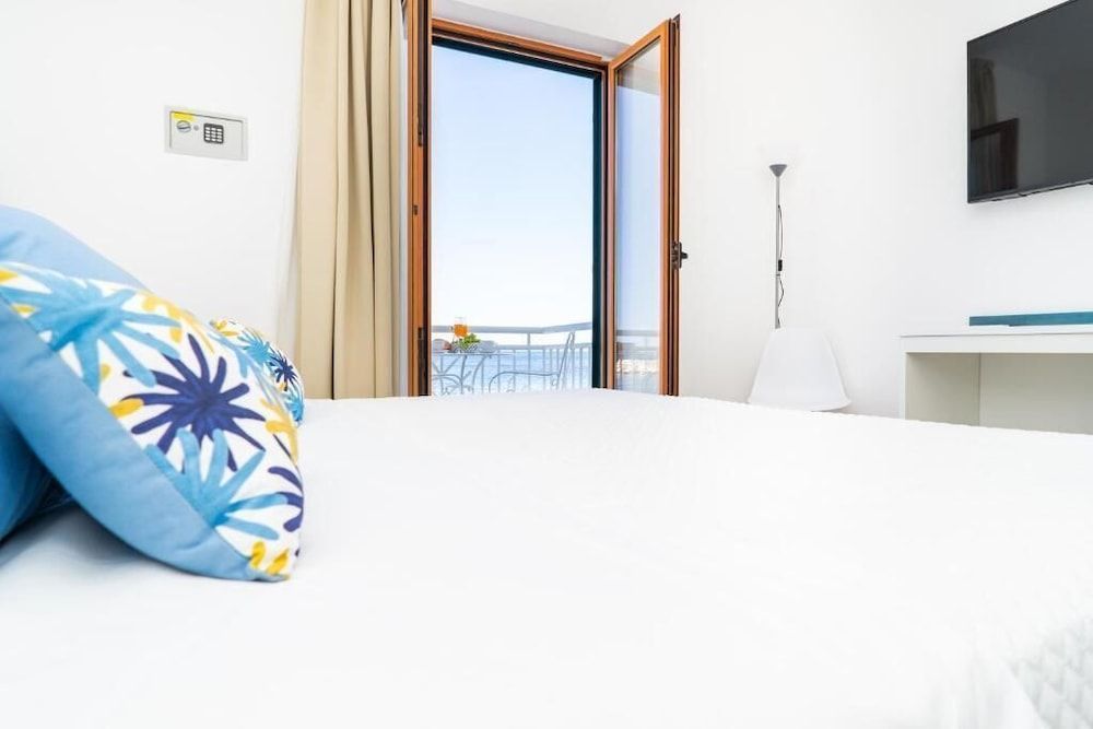 Sapphire Rooms 2