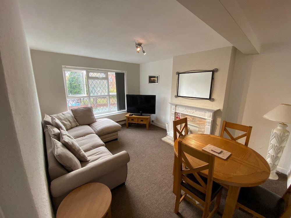 Lovely 2-bed Apartment in Solihull 1