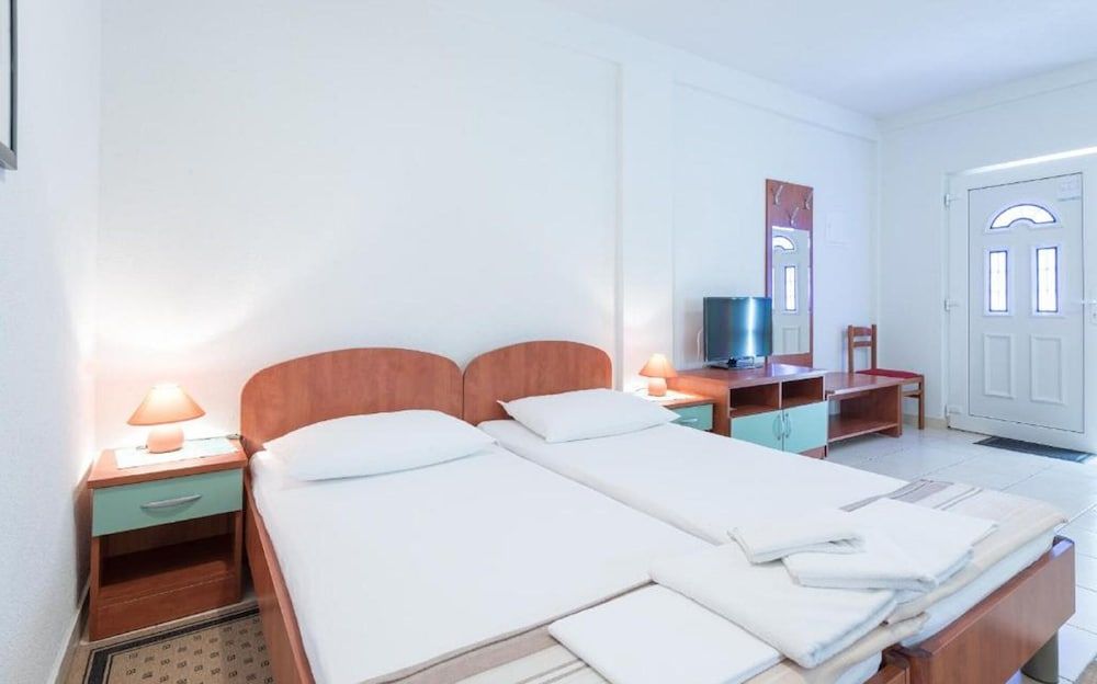 Villa Borna Apartments with Free Parking 2
