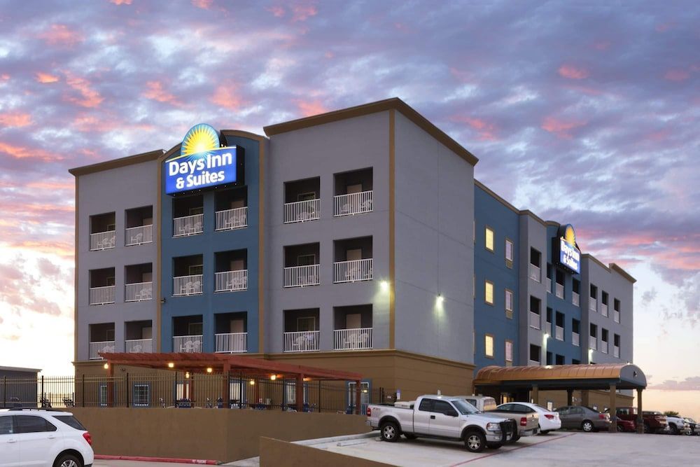 Days Inn & Suites by Wyndham Galveston West/Seawall 1