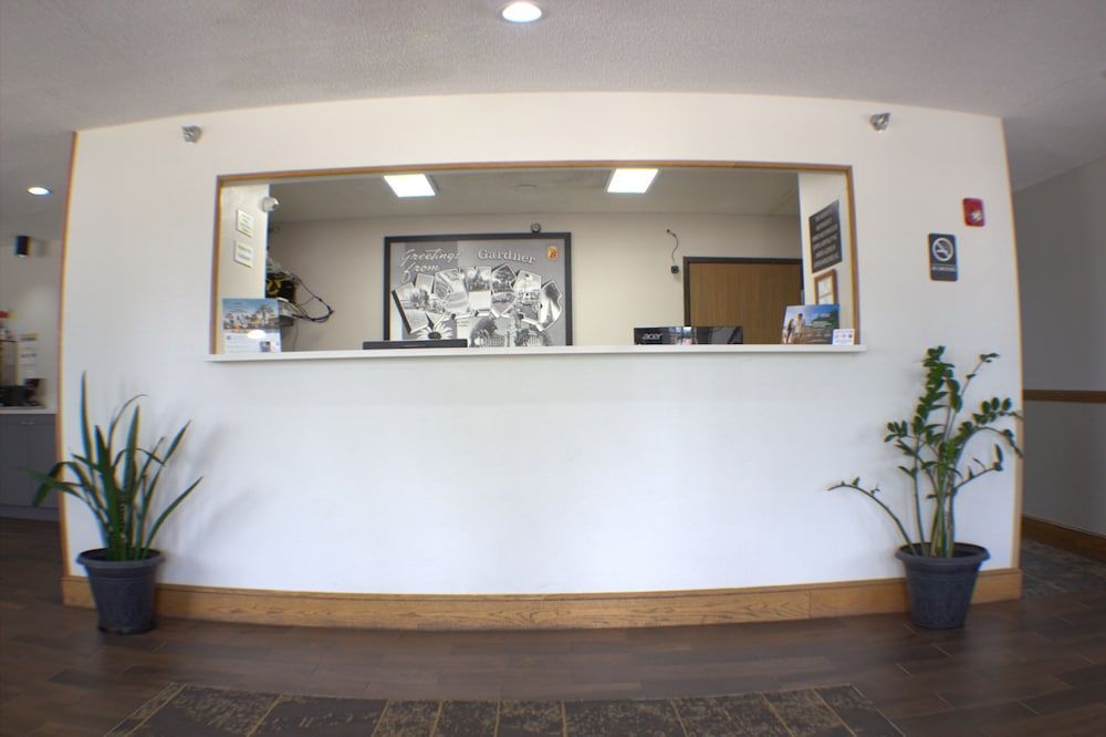 Super 8 by Wyndham Gardner 2