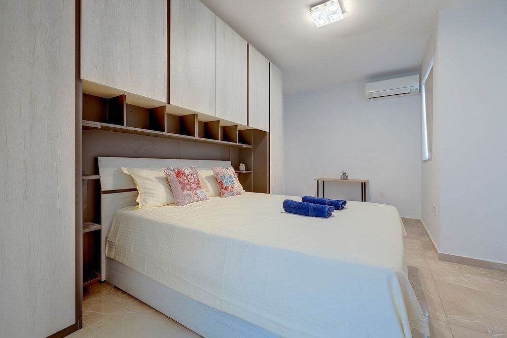 Modern 2BR Apartment in Central St Julian's 2