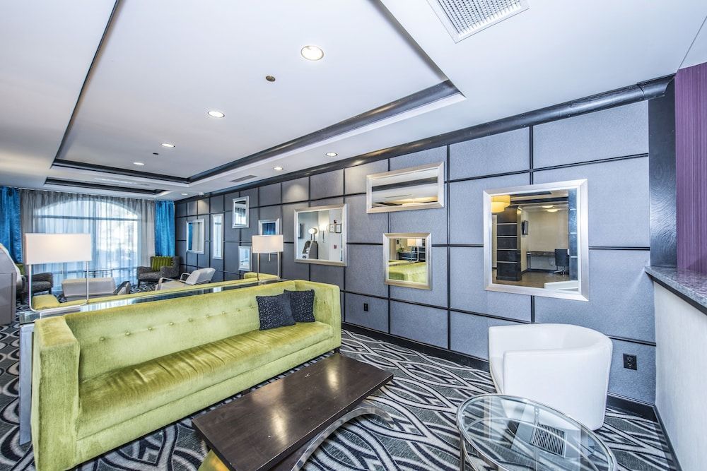 Holiday Inn Express & Suites CHARLESTON ARPT-CONV CTR AREA by IHG 2