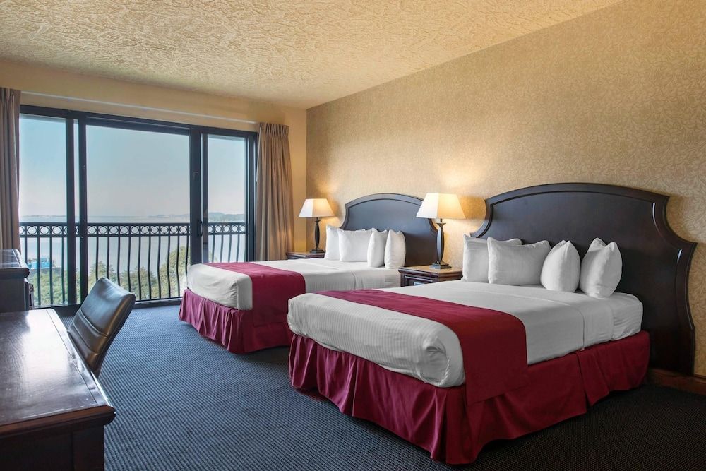 Shoreline Inn & Conference Center, an Ascend Collection Hotel 1