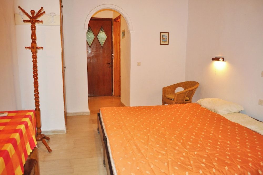 Beachfront holiday Houses Yannis on Agios Gordios beach 2