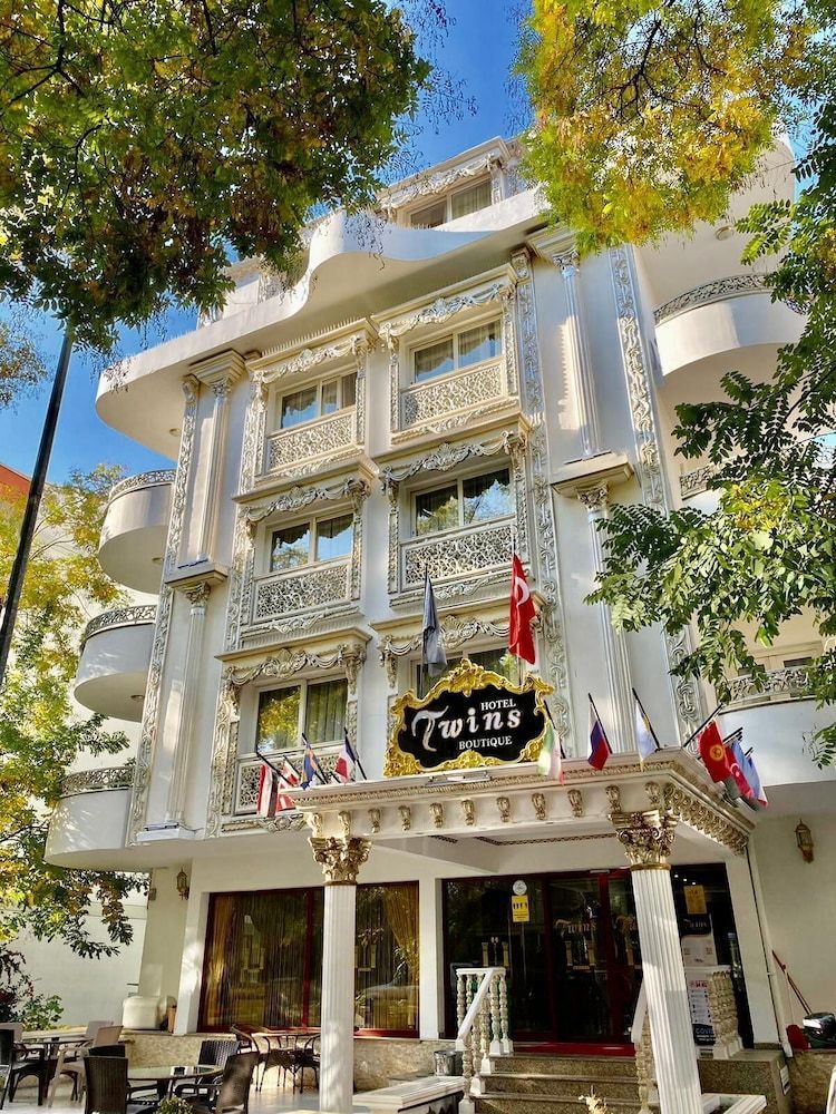Twins Hotel 1