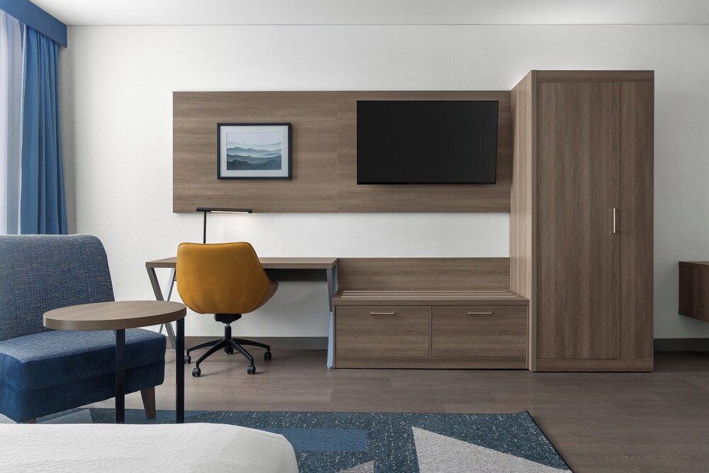 Holiday Inn Express Montreal Airport - St-Laurent by IHG 2