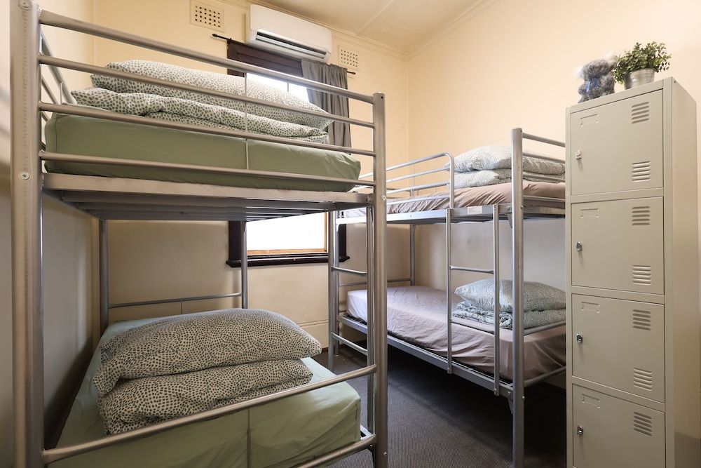 Emu Backpackers Perth - note - Valid Passport required for check in 2