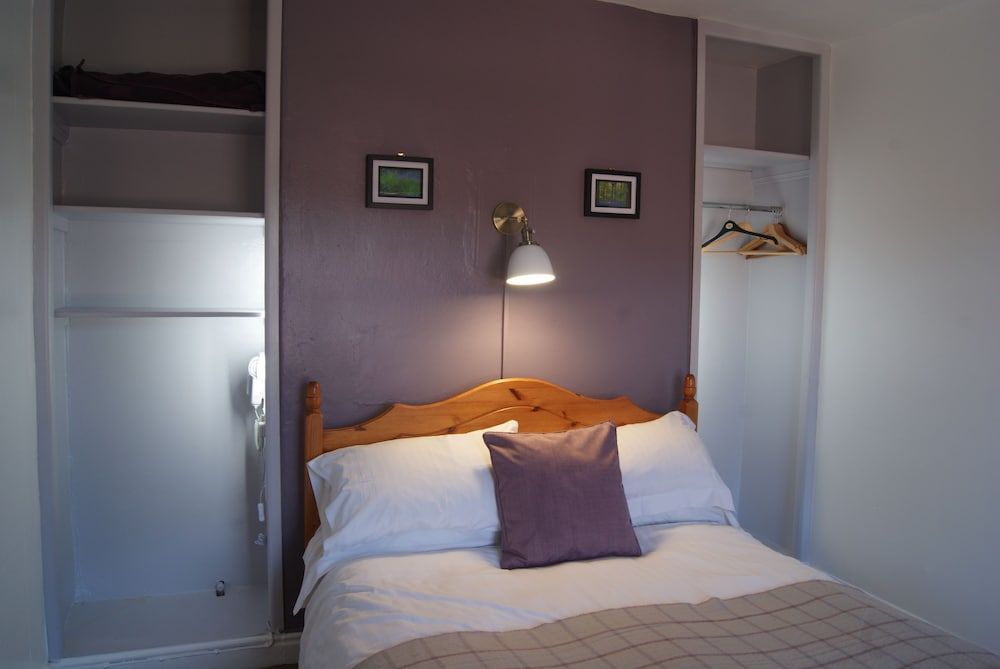 The Crown Aldbourne 1