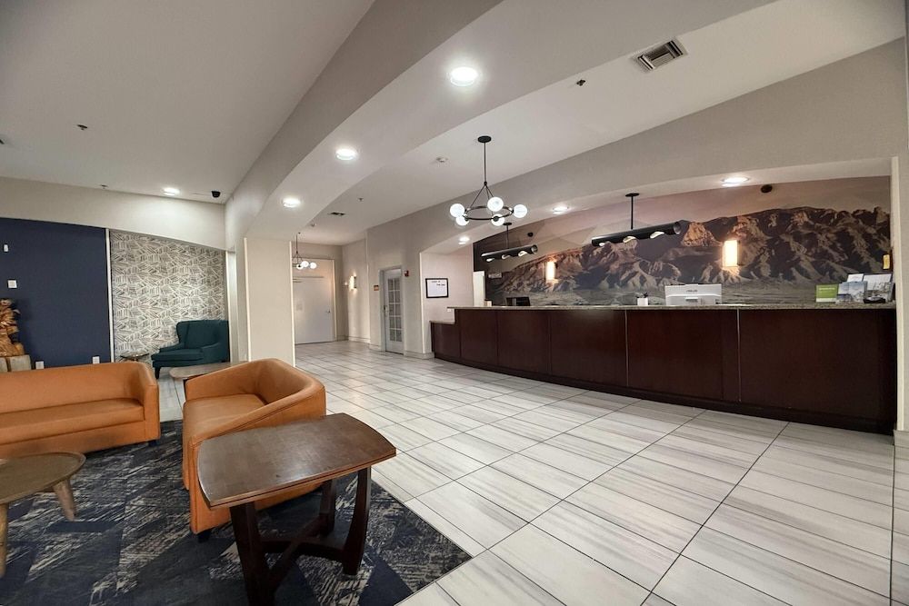 La Quinta Inn & Suites by Wyndham Albuquerque Midtown 1