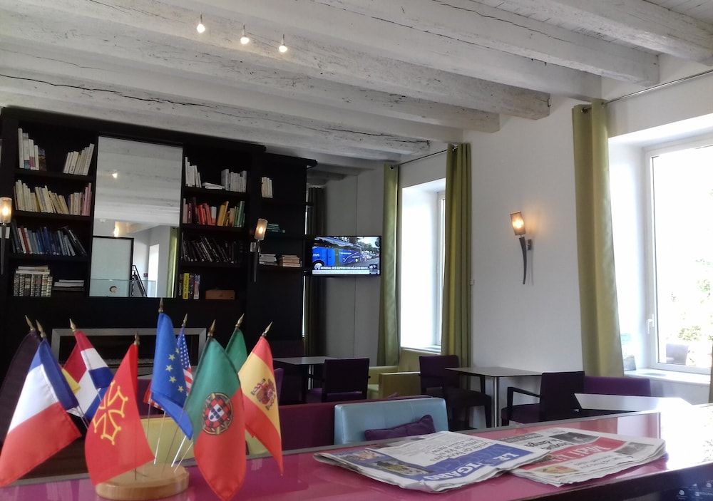 HÔTEL LA FERME DE BOURRAN - RODEZ - parking privé avec bornes pour voitures électriques 2