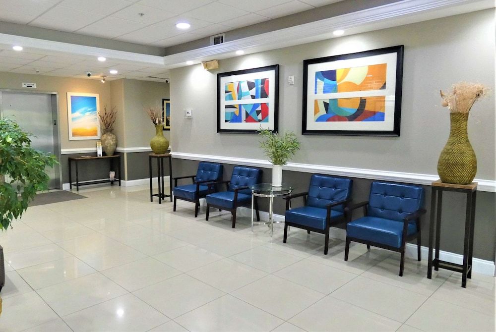 Days Inn & Suites by Wyndham Savannah North I-95 2