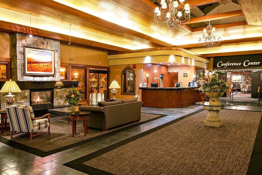 Ramada by Wyndham Kelowna Hotel & Conference Center- Pool, Hot Tub, and Restaurant 2