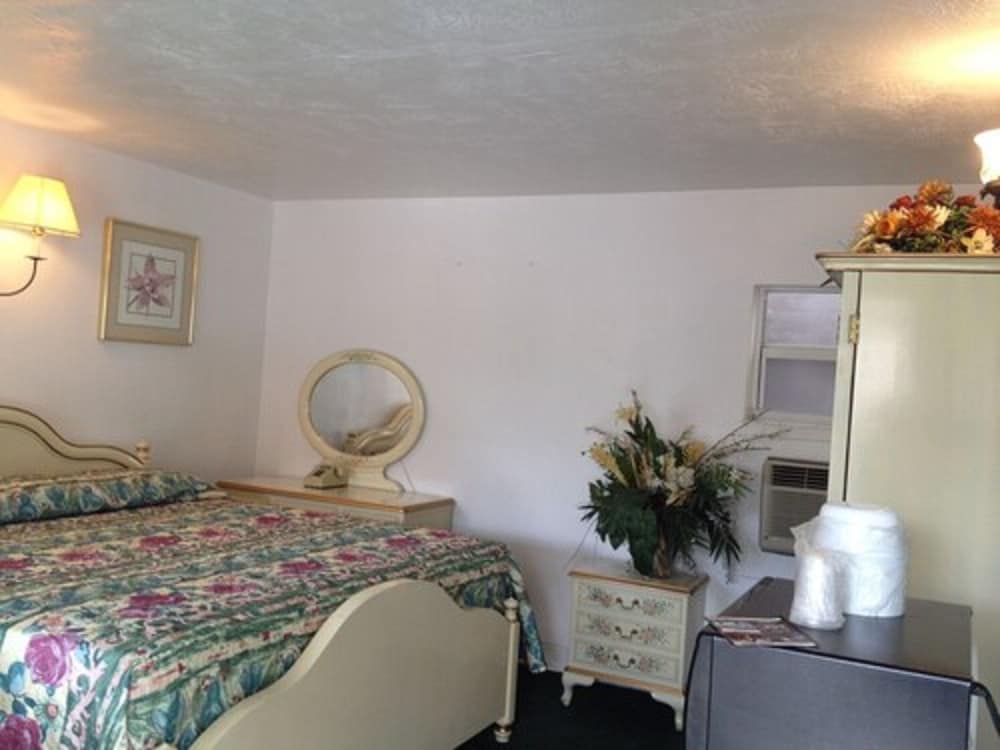 Three Oaks Motel 1