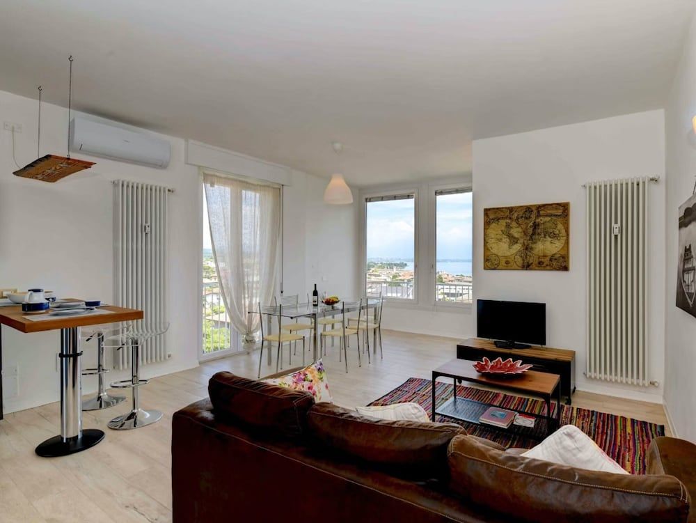 Immaculate 2-bed Apartment in Desenzano del Garda 1