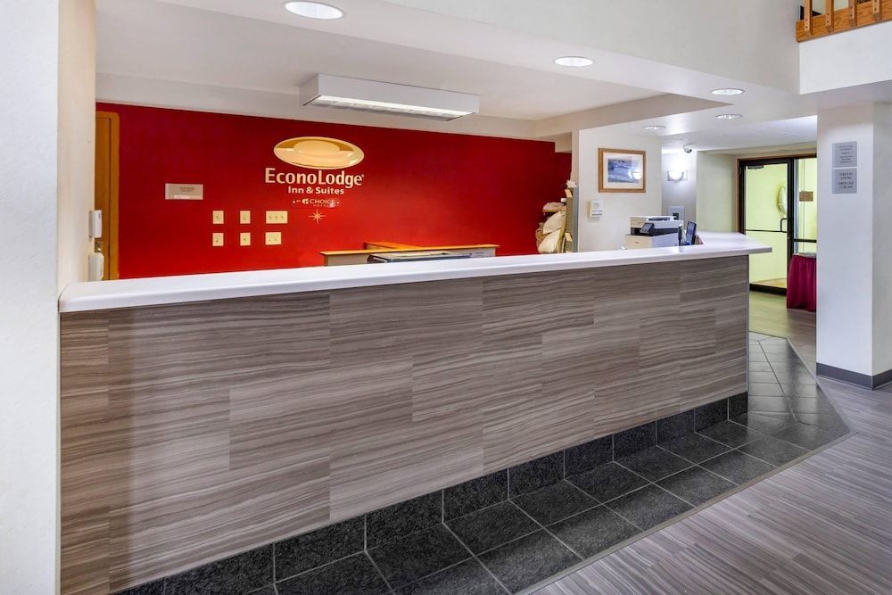 Econo Lodge Inn & Suites Oconto 2