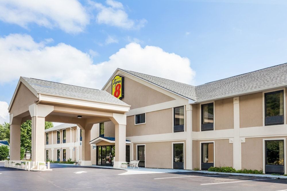 Super 8 by Wyndham Erwin, I-26 Exit 37 1
