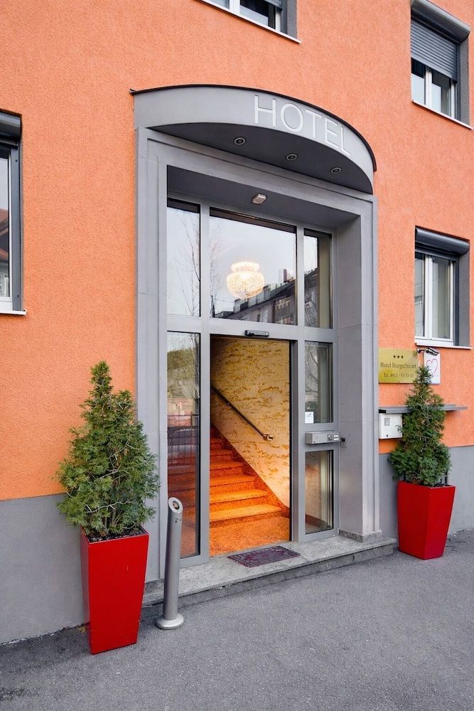 TIPTOP Hotel Burgschmiet Garni 2