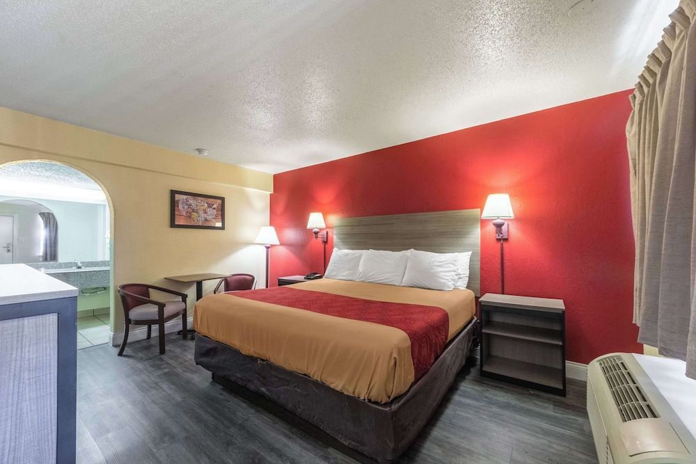 Econo Lodge San Marcos University Area 1