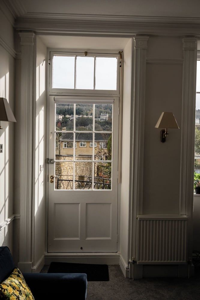 Garden Flat Apartment in Grosvenor Place 1