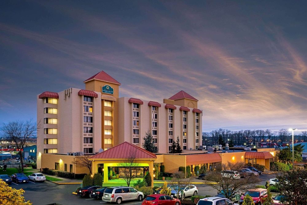 La Quinta Inn & Suites by Wyndham Tacoma - Seattle 1
