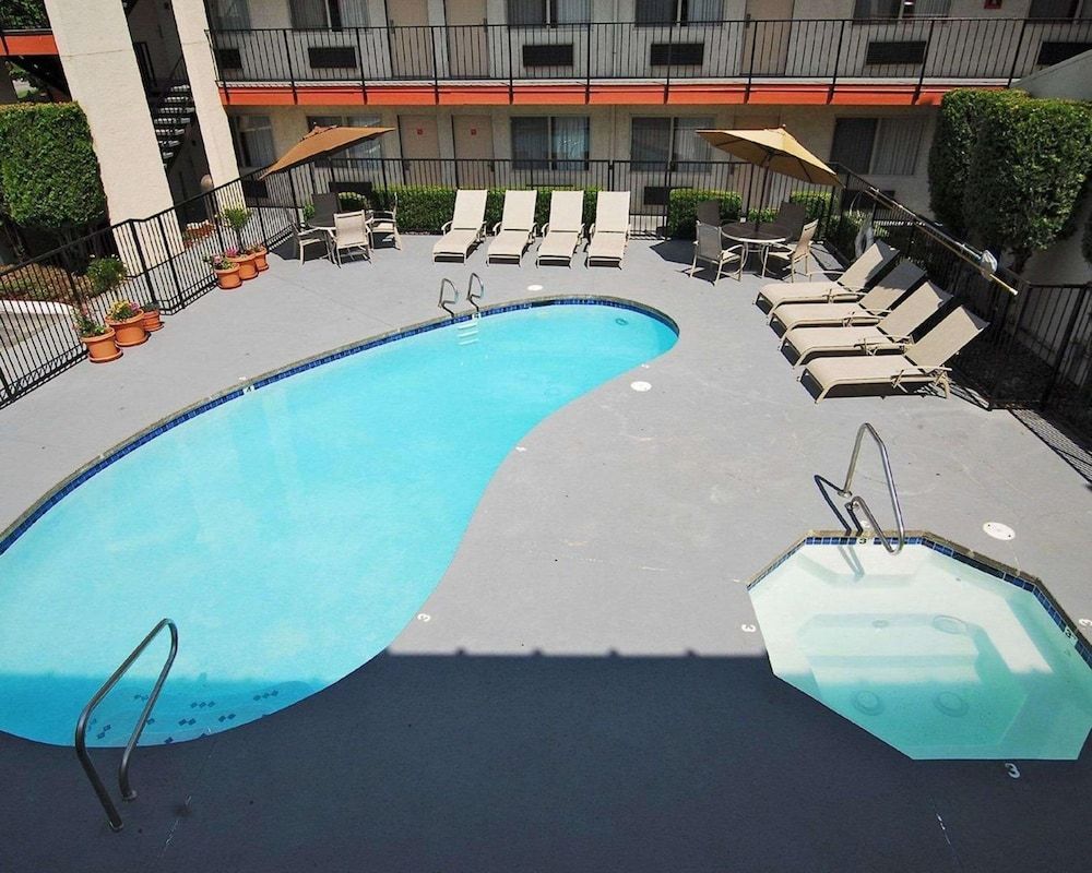 MorningGlory Inn & Suites 1