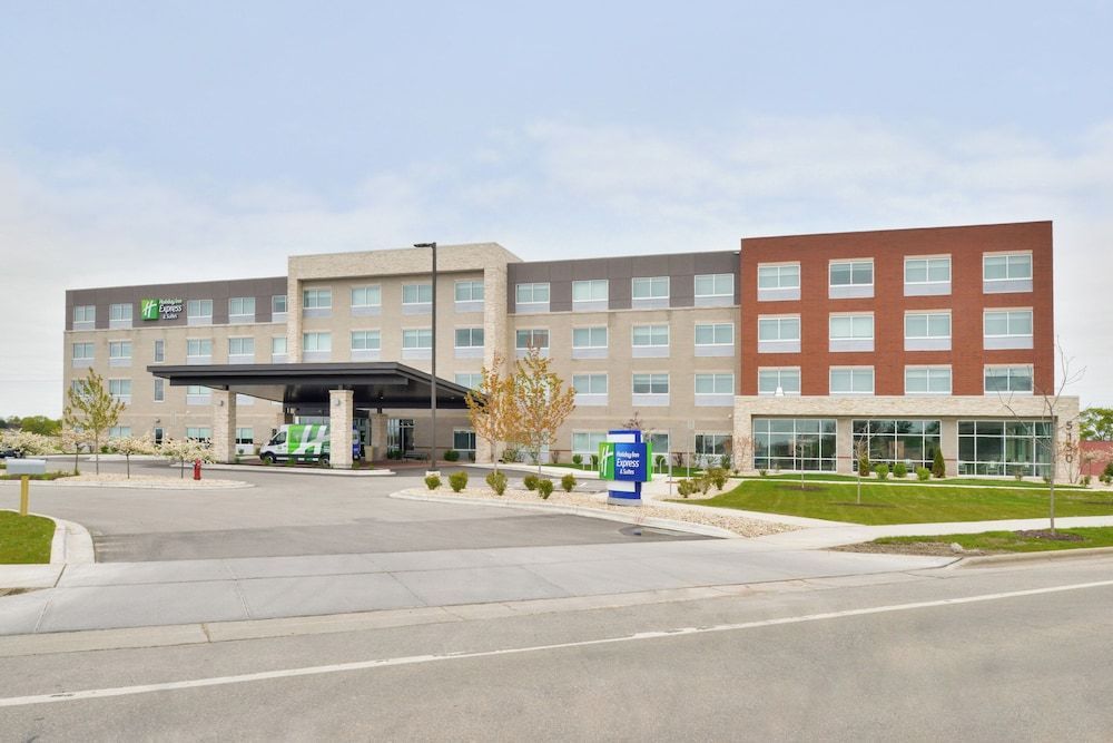 Holiday Inn Express & Suites MADISON by IHG 1