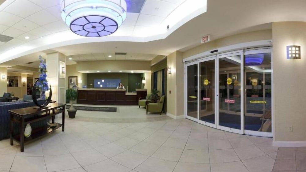 Holiday Inn Express & Suites CLEARWATER/US 19 N by IHG 2