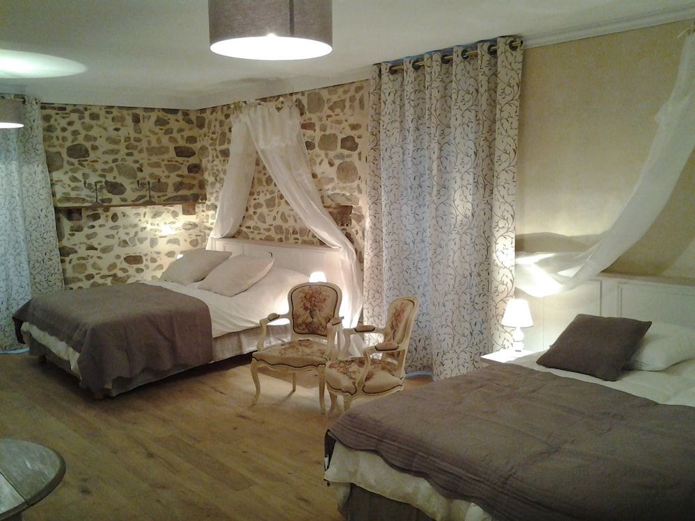 Le Manoir aux Douves 1