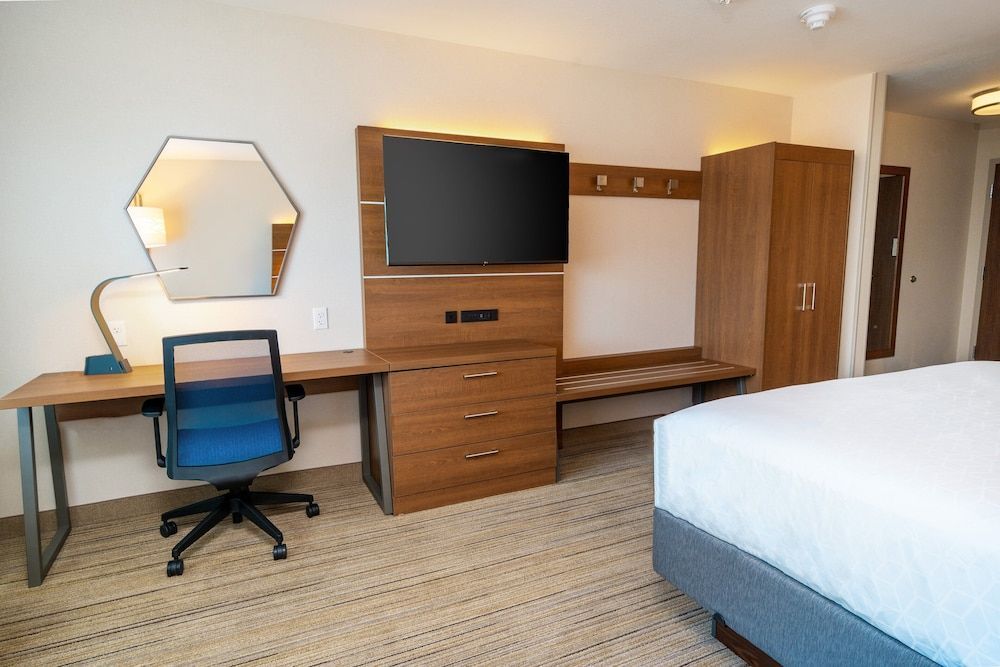 Holiday Inn Express & Suites LAS VEGAS - E TROPICANA by IHG 2