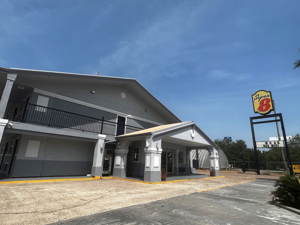 Super 8 by Wyndham La Marque TX/Texas City Area 1