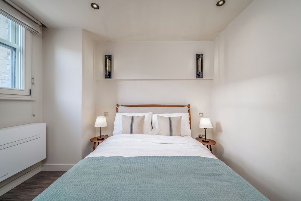 JOIVY Chic Mews house in S Kensington 2
