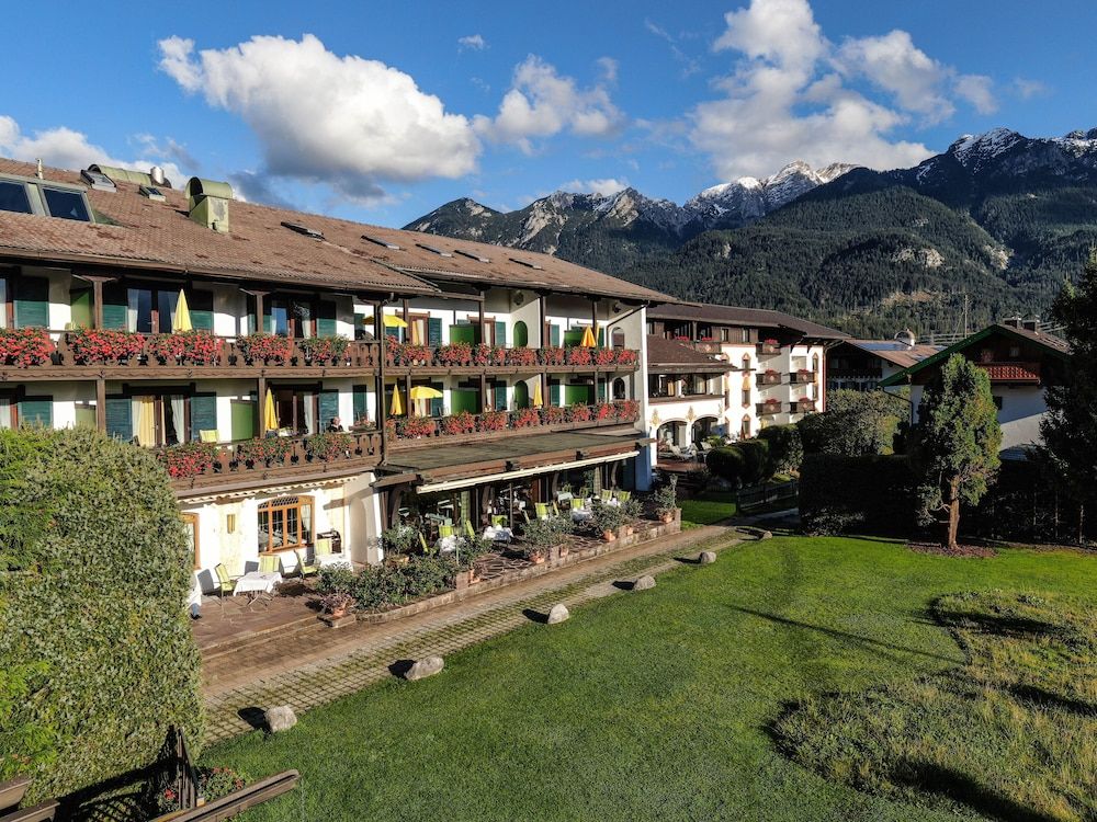 Alpenjuwel Parkhotel Wallgau 4 Sterne Superior Genusshotel mit Spa feinster Kulinarik & Golf Ihr Rückzugsort inmitten der Alpen mit Tradition und Eleganz 1