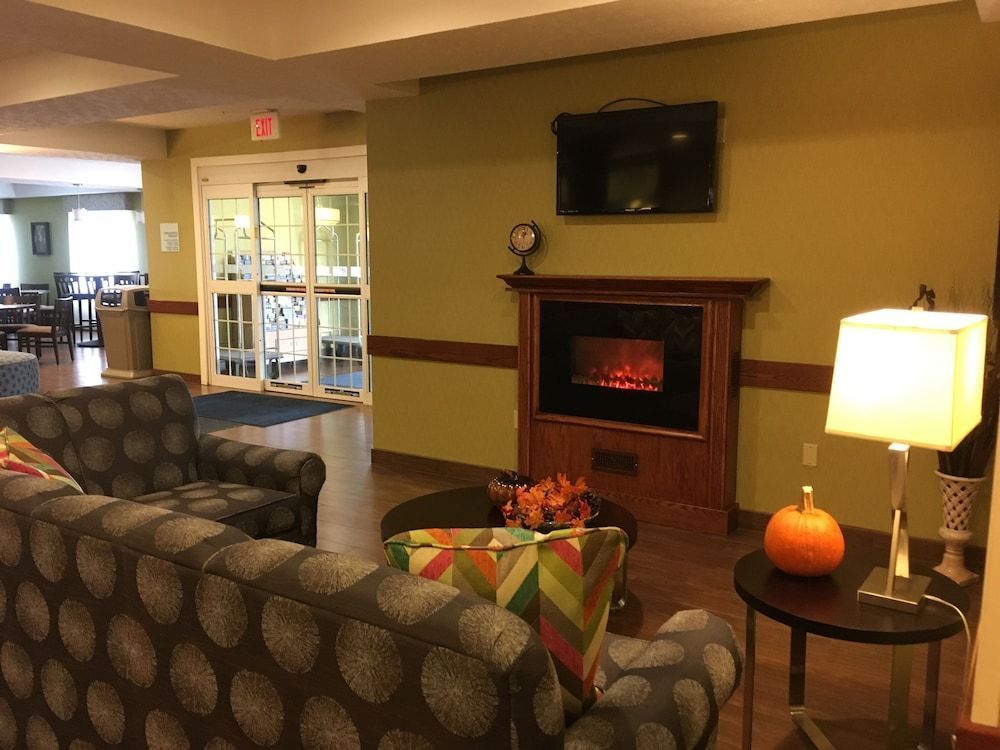 Holiday Inn Express & Suites CADILLAC by IHG 2