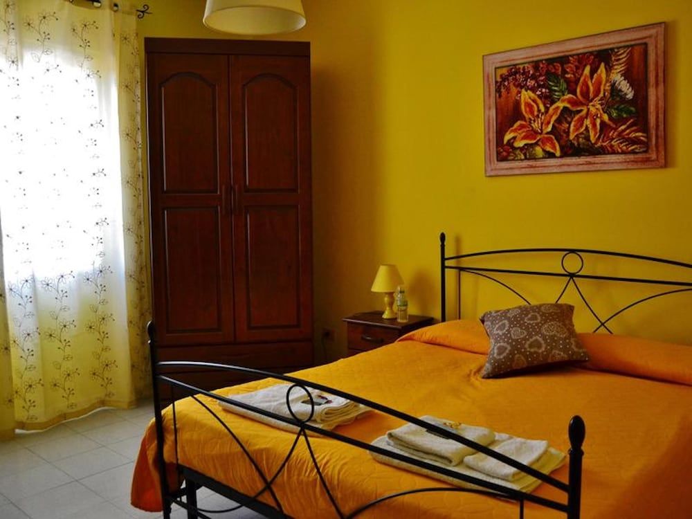 Yellow Room - B b S Elia 1