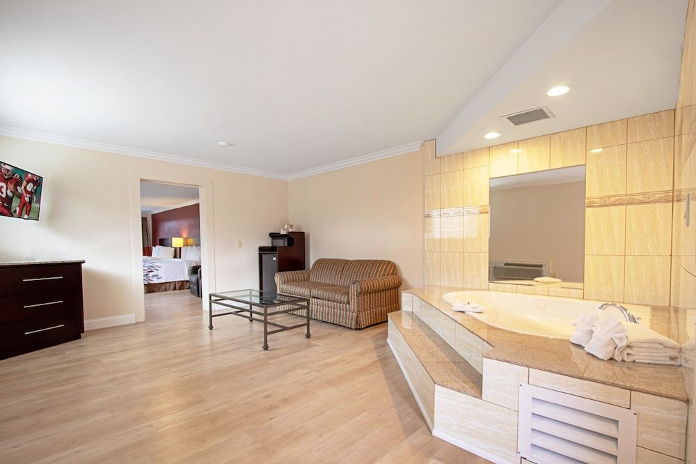 Red Roof Inn & Suites Monterey 2
